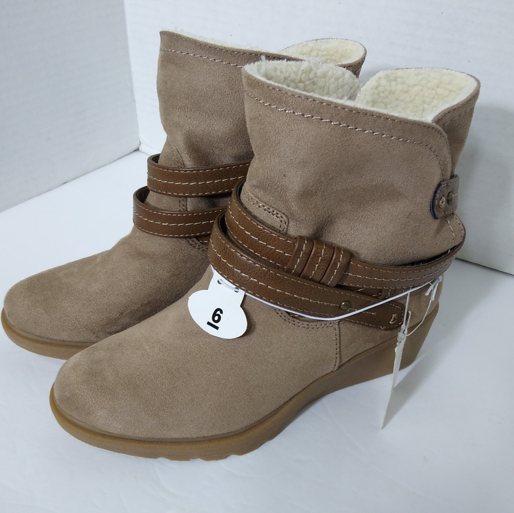 Joe Boxer Rosette Size 6 Ankle Wedge Boots Fleece